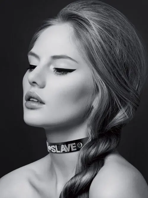 Bijoux pour toi propose ce collier de soumission en cuir noir, Réglable par bouton pression, avec sur le devant l’inscription « SLAVE » en strass.