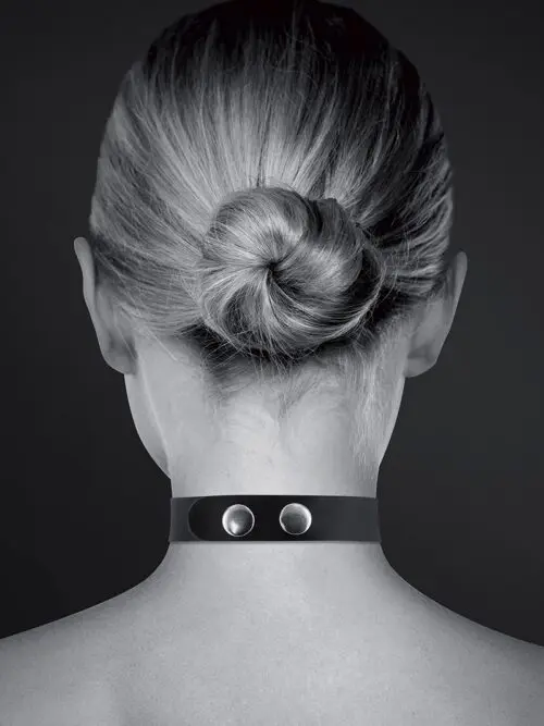 Bijoux pour toi propose ce collier de soumission en cuir noir, Réglable par bouton pression, avec sur le devant l’inscription « SLAVE » en strass.