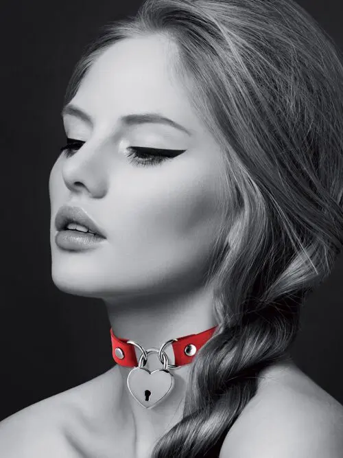 Collier bdsm, marque Bijoux pour toi, en polyuréthane rouge, avec un cœur couleur argent sur le devant.