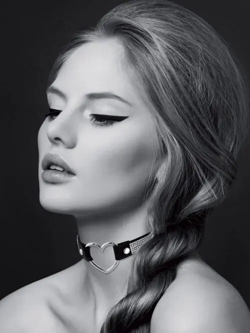 Bijoux pour toi propose ce collier BDSM en cuir noir recouvert de strass, Réglable par bouton pression, avec sur le devant un cœur argenté pouvant servir d'anneau pour y accrocher une laisse par exemple.
