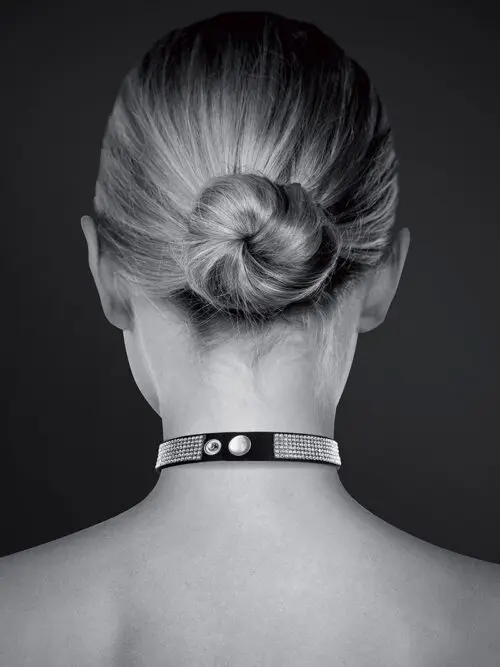 Bijoux pour toi propose ce collier BDSM en cuir noir recouvert de strass, Réglable par bouton pression, avec sur le devant un cœur argenté pouvant servir d'anneau pour y accrocher une laisse par exemple.
