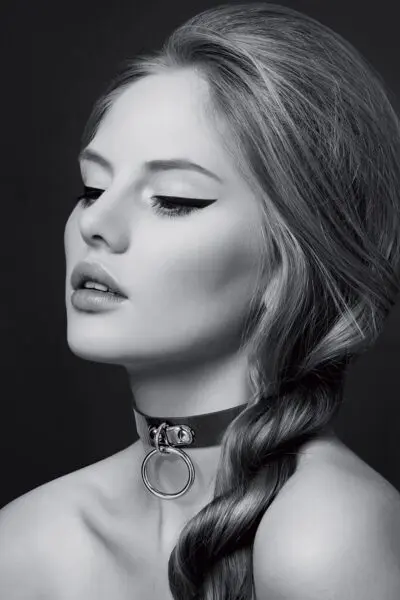Collier Fetish avec anneau - Bijoux Pour Toi 1 Collier fetish, marque Bijoux pour toi, en polyuréthane noir, avec un anneau argenté sur le devant.