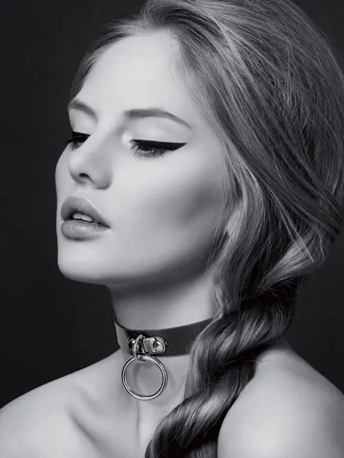 Collier fetish, marque Bijoux pour toi, en polyuréthane noir, avec un anneau argenté sur le devant.
