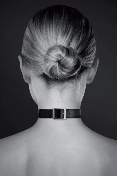 Collier Fetish avec anneau - Bijoux Pour Toi 2 Collier fetish, marque Bijoux pour toi, en polyuréthane noir, avec un anneau argenté sur le devant.