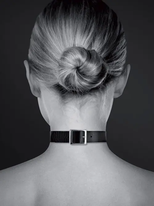 Collier fetish, marque Bijoux pour toi, en polyuréthane noir, avec un anneau argenté sur le devant.