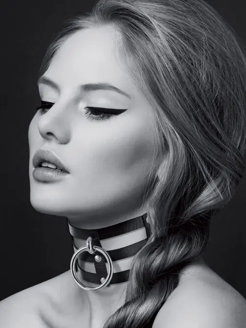 Collier ras de cou fetish noir de la marque Bijoux pour toi, doté d'un anneau en métal sur le devant pour y attacher une laisse ou un accessoire de soumission.