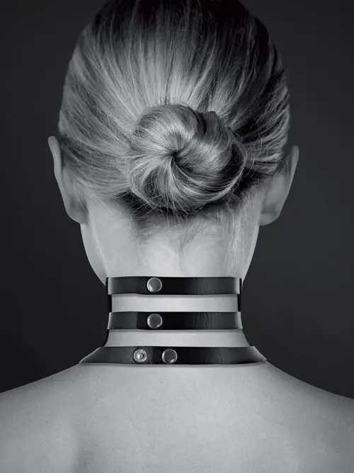 Collier ras de cou fetish noir de la marque Bijoux pour toi, doté d'un anneau en métal sur le devant pour y attacher une laisse ou un accessoire de soumission.