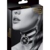 Collier ras de cou fetish noir de la marque Bijoux pour toi, doté d'un anneau en métal sur le devant pour y attacher une laisse ou un accessoire de soumission.