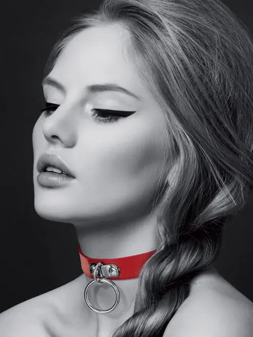 Collier fetish, marque Bijoux pour toi, en polyuréthane rouge, avec un anneau argenté sur le devant.