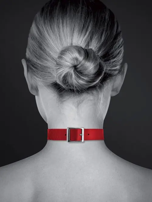 Collier fetish, marque Bijoux pour toi, en polyuréthane rouge, avec un anneau argenté sur le devant.