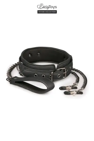 La marque Easytoys Fetish Collection propose un ensemble BDSM en faux cuir et métal permettant de s'adonner aux jeux de soumission et de domination. Il est composé d'un collier Fetish, relié à des pinces à mamelons par des chaines, et d'une laisse avec attache rapide.