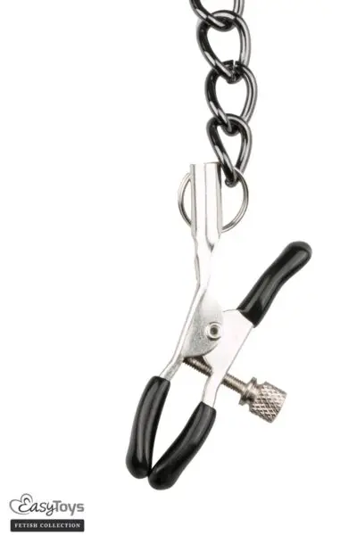 La marque Easytoys Fetish Collection propose un ensemble BDSM en faux cuir et métal permettant de s'adonner aux jeux de soumission et de domination. Il est composé d'un collier Fetish, relié à des pinces à mamelons par des chaines, et d'une laisse avec attache rapide.