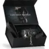 La marque Easytoys Fetish Collection propose un ensemble BDSM en faux cuir et métal permettant de s'adonner aux jeux de soumission et de domination. Il est composé d'un collier Fetish, relié à des pinces à mamelons par des chaines, et d'une laisse avec attache rapide.