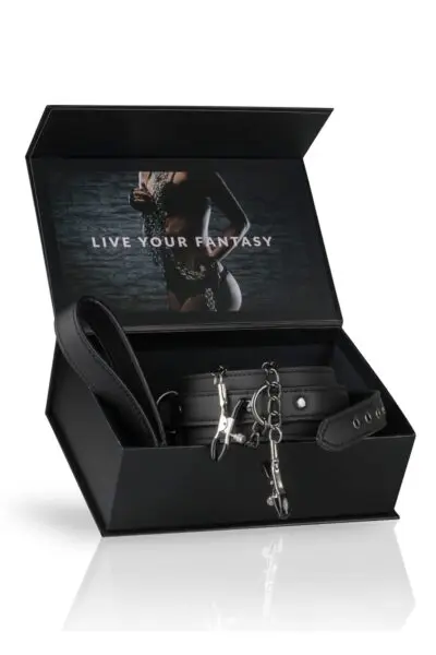 La marque Easytoys Fetish Collection propose un ensemble BDSM en faux cuir et métal permettant de s'adonner aux jeux de soumission et de domination. Il est composé d'un collier Fetish, relié à des pinces à mamelons par des chaines, et d'une laisse avec attache rapide.
