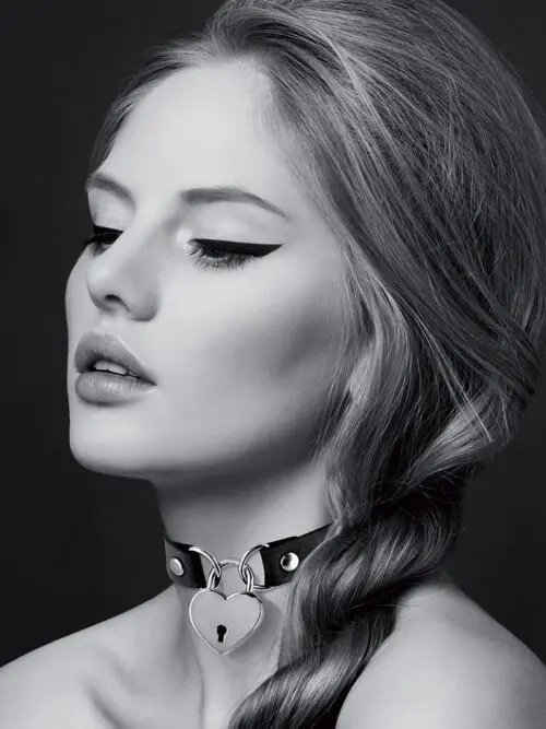Collier noir fetish, marque Bijoux pour toi, en polyuréthane noir, avec un cœur couleur argent sur le devant.
