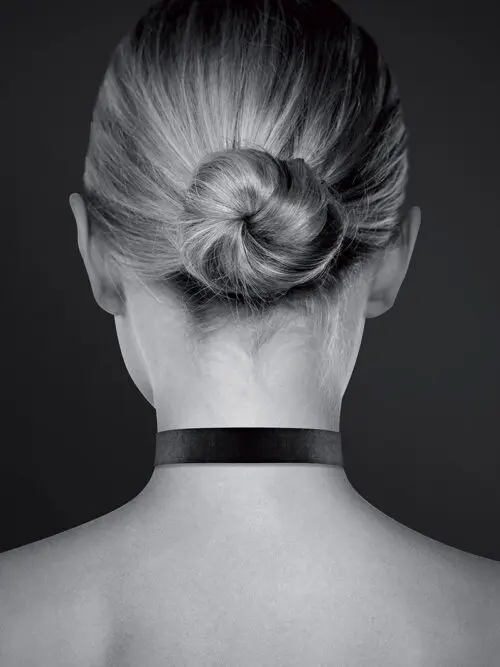 Collier noir fetish, marque Bijoux pour toi, en polyuréthane noir, avec un cœur couleur argent sur le devant.