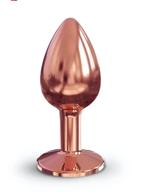 Diamond Plug S - Dorcel 1 Dorcel propose le Diamond Plug, un plug anal en aluminium , de couleur Rose Gold, très Glamour, avec un bijou noir ressemblant à un diamant à son extrémité. Pour varier les sensations, le Diamond Plug est sensible à la température et disponible en 3 tailles différentes.