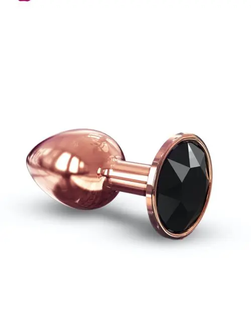 Dorcel propose le Diamond Plug, un plug anal en aluminium , de couleur Rose Gold, très Glamour, avec un bijou noir ressemblant à un diamant à son extrémité. Pour varier les sensations, le Diamond Plug est sensible à la température et disponible en 3 tailles différentes.
