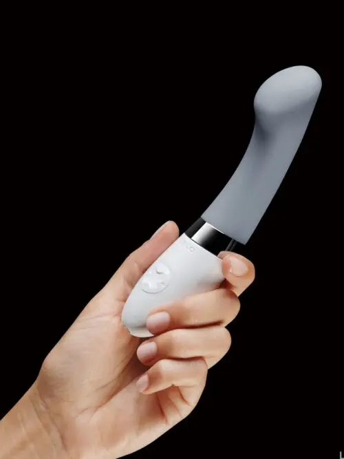 La marque Lelo propose le sextoy féminin Gigi 2 (couleur grise), un luxueux vibromasseur rechargeable spécialement adapté à la stimulation du point G mais aussi à l'aise pour masser le clitoris.