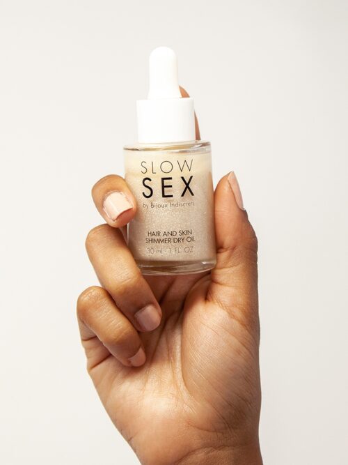 Huile hydratante et brillante spécialement conçue pour la peau et les zones pilleuses telles que les cheveux ou les parties plus intimes. Elle est fabriquée à base d'huile de coco et de mica.