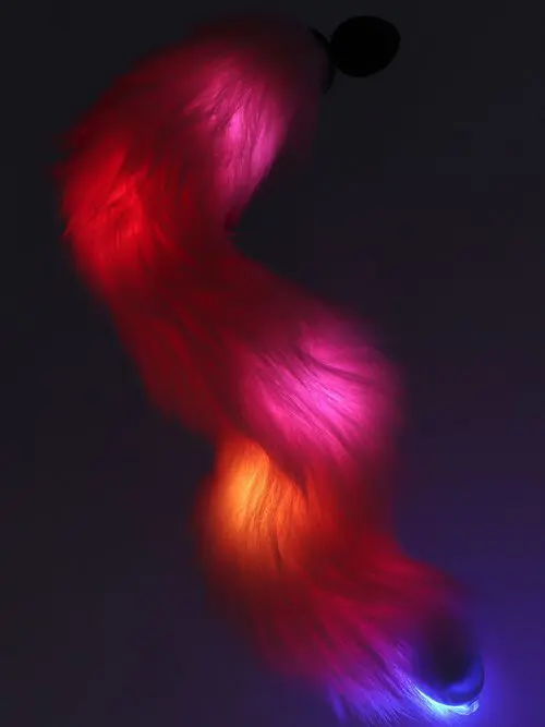 La marque Taboom présente "Taboom Unicorn Tail With Buttplug and led", un plug anal en silicone de dimensions 6 x 2,8 cm, au bout duquel une queue de licorne lumineuse (lumière à leds) est fixée.