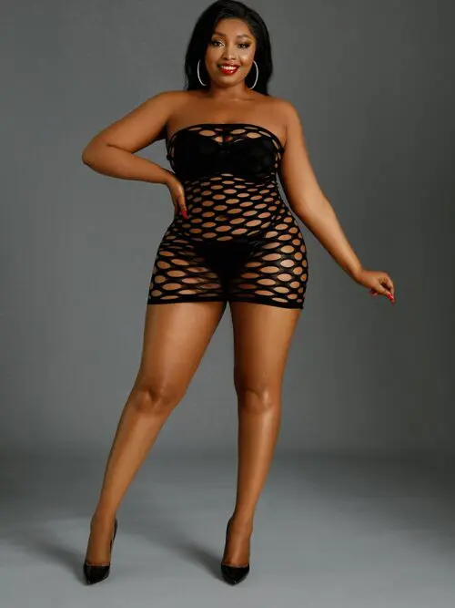 La marque de lingerie Moonlight présente son modèle n°10 Queen Size, une robe tube / bustier ultra coquine en résille avec des mailles à gros trous qui laissent voir votre peau et feront monter l'excitation de votre partenaire.