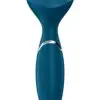 Mini Wand-er bleu - Satisfyer 3 La marque Satisfyer propose le Mini Wand-er coloris bleu, un vibromasseur Wand (ou baguette magique) de voyage, rechargeable, proposant au choix des massages du corps ou la stimulation des zones érogènes et notamment du clitoris.