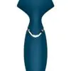 Mini Wand-er bleu - Satisfyer 4 La marque Satisfyer propose le Mini Wand-er coloris bleu, un vibromasseur Wand (ou baguette magique) de voyage, rechargeable, proposant au choix des massages du corps ou la stimulation des zones érogènes et notamment du clitoris.
