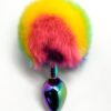 Plug métal Filippi Rainbow M - Wooomy 2 Ce plug conçu en métal couleur arc en ciel / raimbow flag, Il est doté d'une forme lisse en ogive qui facilite l'insertion et le retrait tandis que le pompon assorti en fourrure synthétique fixé à son extrémité lui confère une esthétique unique.