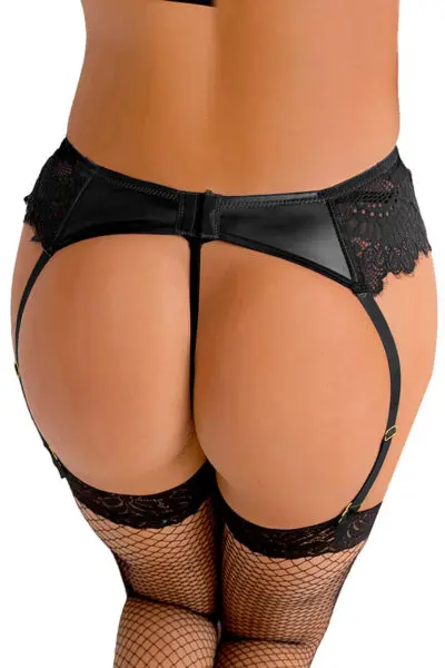 Le porte-jarretelles sublime la silhouette et affine la taille. Ses 4 jarretelles sont ajustables. Il est livré avec un string noir assorti qui magnifie la rondeur des fesses.