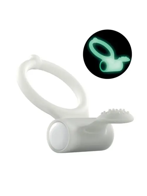 Power Clit Phospho - Dorcel 1 Cockring vibrant en silicone phosphorescent, dédié aux plaisirs partagés. L'anneau maintient une érection de qualité pendant que la petite langue rapeuse stimule le clitoris. Cette version phosphorescente brille dans l'obscurité.