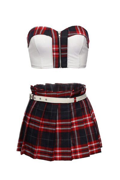 Tenue étudiante sexy (6 pièces) - Paris Hollywood 4 Ce déguisement d'étudiante sexy est composé de 6 pièces : un joli top bustier qui met en valeur la poitrine, une mini-jupe plissée à carreaux et ouverte, une paire de fausses lunettes, un tour de cou cocarde avec son écusson d'étudiante, un string et une jolie ceinture blanche.