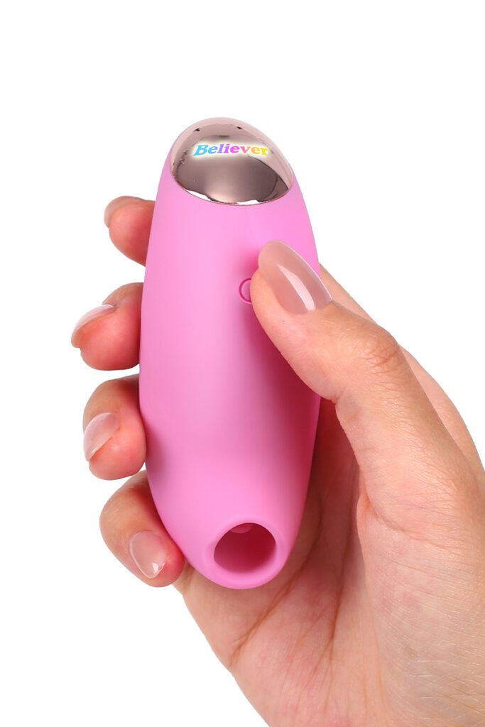 La marque Love to Love propose le stimulateur clitoridien Believer, un puissant petit sextoy de voyage doté d'une embouchure vibrante dans laquelle se cache une petite langue qui effectue des mouvements de bas en haut et de va-et-vient sur le clitoris.