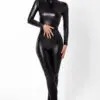 Combinaison intégrale Caged avec anneaux F319 - Noir Handmade 1 Combinaison intégrale en wetlook mat, à la coupe cintrée très structurée, décorée d'un anneau fetish chromé au niveau du nombril. Joliment coupée, la combinaison est resserrée à la taille, et arrondie sur les seins, les fesses et les hanches. La poitrine est fendue d'un zip vertical sur chaque sein, et d'un zip intime à double tirette pour une ouverture aisée. Elle est fermée derrière par un zip qui part du cou jusqu'au milieu du dos pour faciliter l'enfilage.