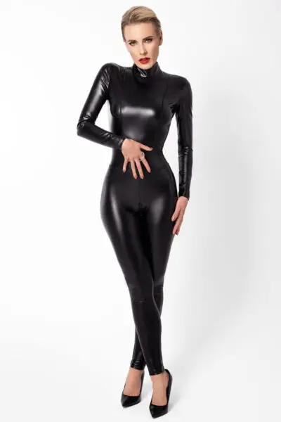 Combinaison intégrale Caged avec anneaux F319 - Noir Handmade 1 Combinaison intégrale en wetlook mat, à la coupe cintrée très structurée, décorée d'un anneau fetish chromé au niveau du nombril. Joliment coupée, la combinaison est resserrée à la taille, et arrondie sur les seins, les fesses et les hanches. La poitrine est fendue d'un zip vertical sur chaque sein, et d'un zip intime à double tirette pour une ouverture aisée. Elle est fermée derrière par un zip qui part du cou jusqu'au milieu du dos pour faciliter l'enfilage.