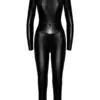Combinaison intégrale Caged avec anneaux F319 - Noir Handmade 4 Combinaison intégrale en wetlook mat, à la coupe cintrée très structurée, décorée d'un anneau fetish chromé au niveau du nombril. Joliment coupée, la combinaison est resserrée à la taille, et arrondie sur les seins, les fesses et les hanches. La poitrine est fendue d'un zip vertical sur chaque sein, et d'un zip intime à double tirette pour une ouverture aisée. Elle est fermée derrière par un zip qui part du cou jusqu'au milieu du dos pour faciliter l'enfilage.