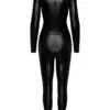 Combinaison intégrale Caged avec anneaux F319 - Noir Handmade 5 Combinaison intégrale en wetlook mat, à la coupe cintrée très structurée, décorée d'un anneau fetish chromé au niveau du nombril. Joliment coupée, la combinaison est resserrée à la taille, et arrondie sur les seins, les fesses et les hanches. La poitrine est fendue d'un zip vertical sur chaque sein, et d'un zip intime à double tirette pour une ouverture aisée. Elle est fermée derrière par un zip qui part du cou jusqu'au milieu du dos pour faciliter l'enfilage.