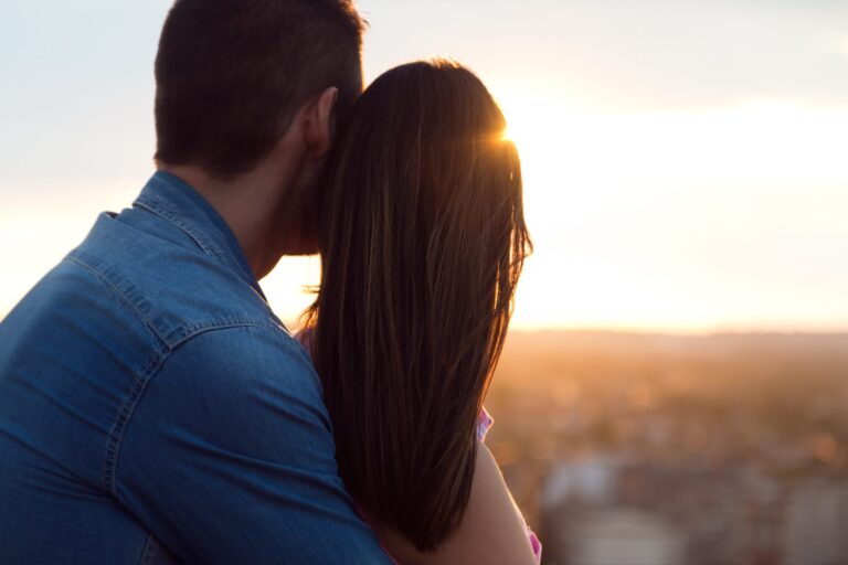 Dans chaque relation amoureuse, il peut arriver que la libido se fasse discrète, laissant place à une routine parfois un peu trop installée. Pour raviver la flamme du désir et booster votre connexion avec votre partenaire, voici six astuces éprouvées pour faire monter la température.