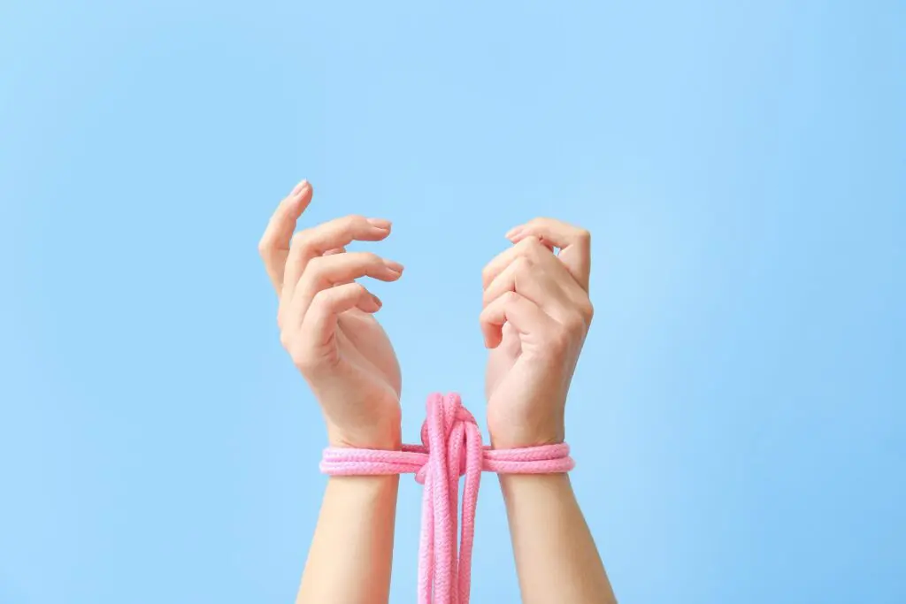 Découvrez les avantages et inconvénients des cordes et bandes de bondage pour pimenter vos séances BDSM. Sélection de produits disponibles chez Liberté Sensuelle.