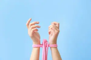 Découvrez les avantages et inconvénients des cordes et bandes de bondage pour pimenter vos séances BDSM. Sélection de produits disponibles chez Liberté Sensuelle.