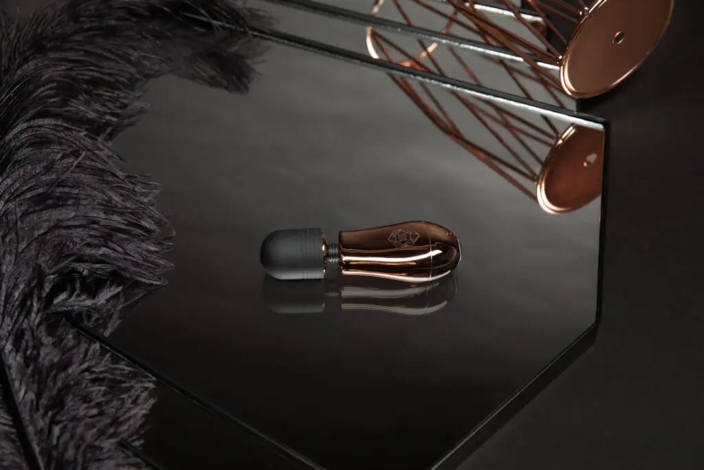 Le Mini Massager Rosy Gold : Le Compagnon Parfait de vos Déplacements sur Liberté Sensuelle, la boutique du sextoy