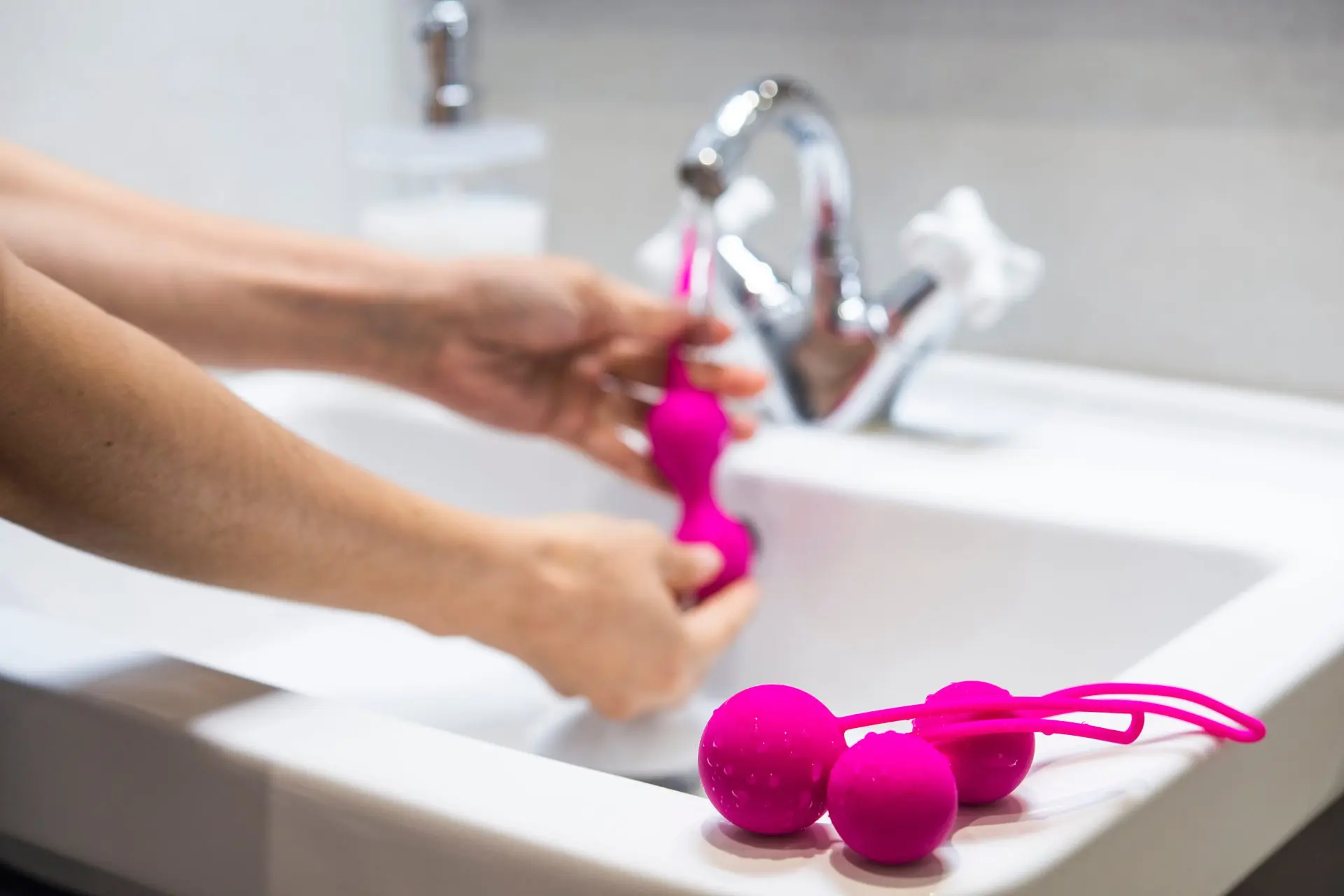 Explorez les bienfaits des boules de geisha pour le plaisir et la rééducation périnéale. Découvrez les meilleurs produits recommandés par Liberté Sensuelle pour une vie intime épanouie.